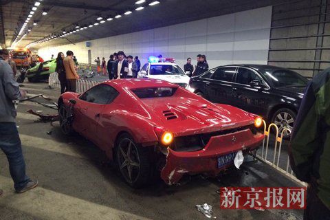 一輛蘭博基尼與一輛法拉利發(fā)生事故，現(xiàn)場(chǎng)狀況慘烈