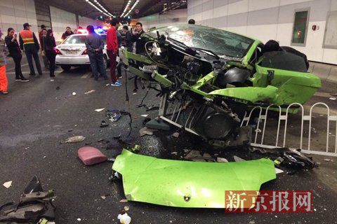 一輛蘭博基尼與一輛法拉利發(fā)生事故，現(xiàn)場(chǎng)狀況慘烈