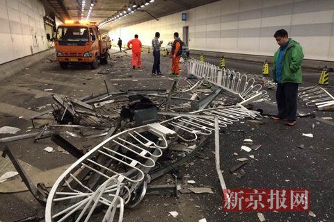 一輛蘭博基尼與一輛法拉利發(fā)生事故，現(xiàn)場(chǎng)狀況慘烈