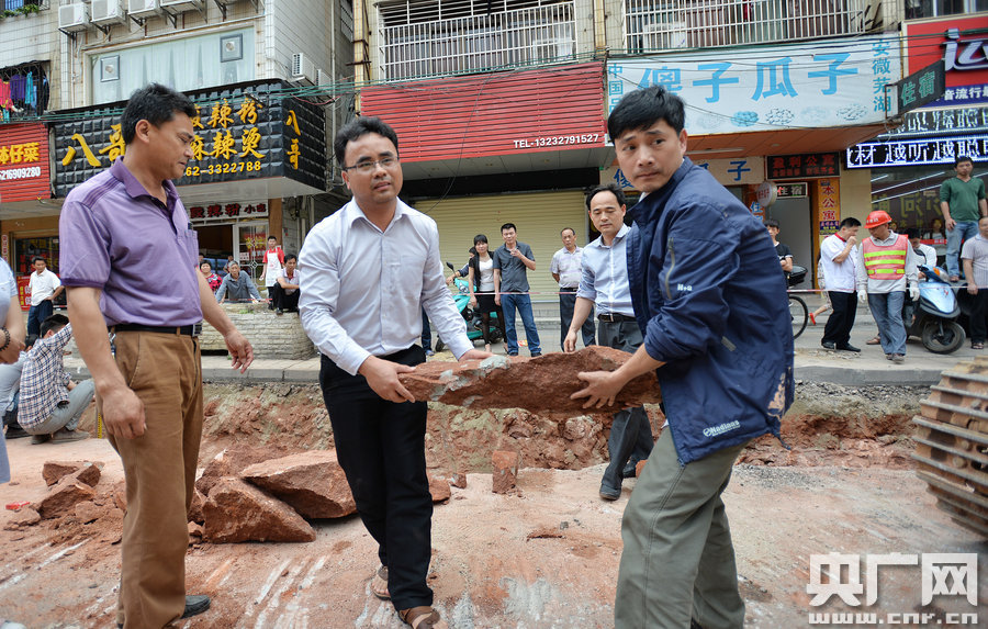 一旦發(fā)現(xiàn)恐龍蛋化石，及時上報(bào)，通知公安和文物部門進(jìn)行保護(hù)。