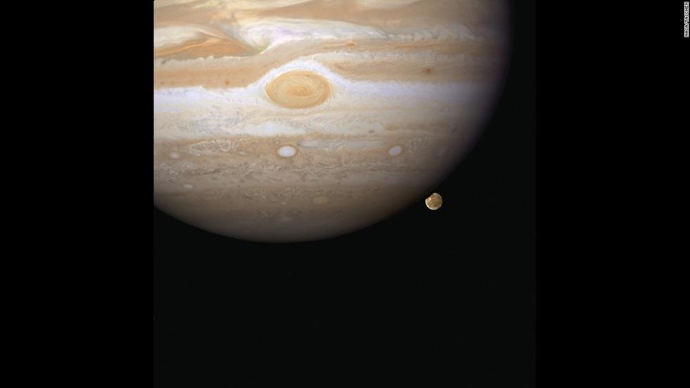 位于地球大氣層外的哈勃望遠(yuǎn)鏡能給人類來(lái)更清楚的太空?qǐng)D像。