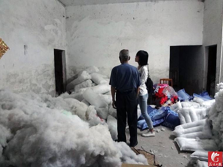 “黑心棉”堆滿了房間的每個角落。