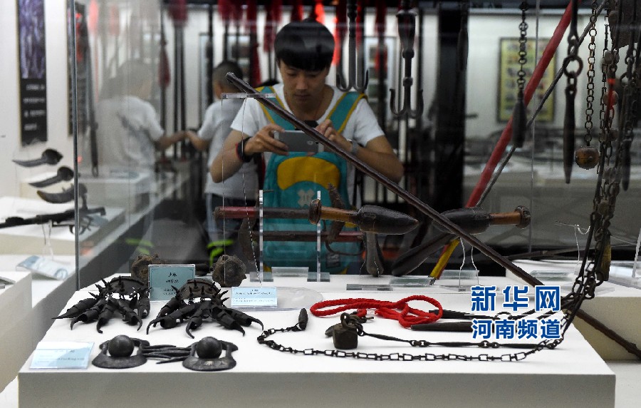 4月26日，參觀者在兵器展覽館內(nèi)拍攝展品。