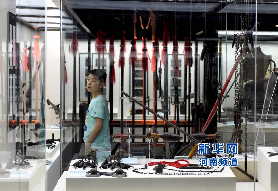 4月26日，參觀者在兵器展覽館內(nèi)參觀。