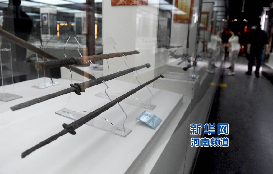 4月26日，參觀者在兵器展覽館內(nèi)參觀。