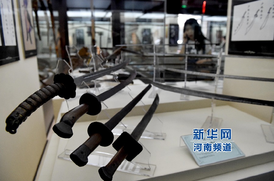 4月26日，參觀者在兵器展覽館內(nèi)參觀。