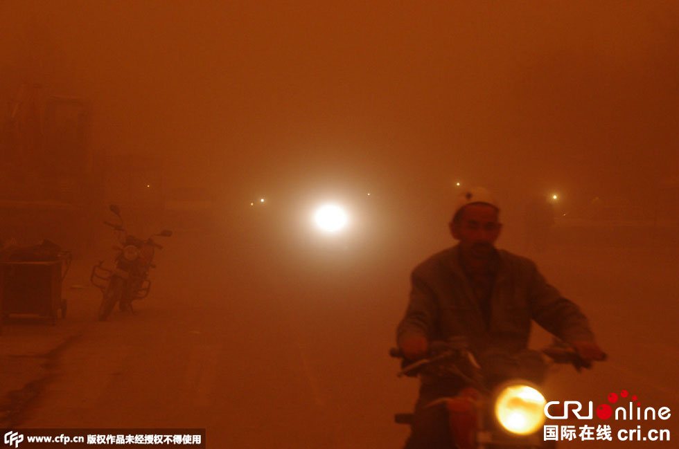 巴扎上的行人紛紛回家?！D片來(lái)源：CFP