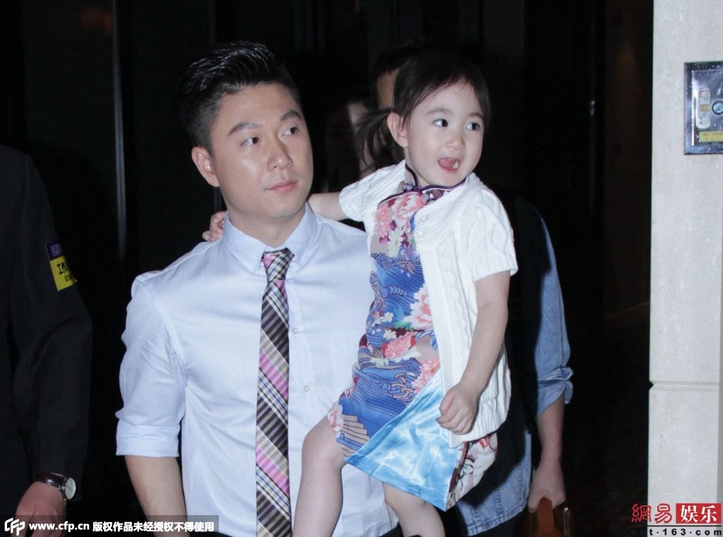 女兒奧莉身穿花旗袍配白色外套，還不停做表情賣萌搶鏡。