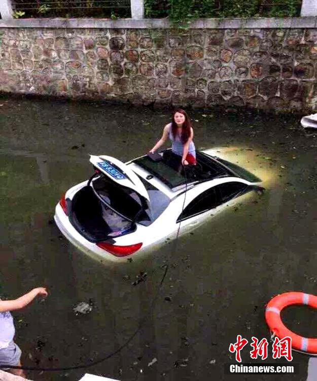 無錫汽車墜河道 司機(jī)爬窗逃生