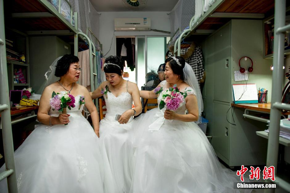 廣東一大學(xué)為校友舉行集體婚禮 50對(duì)夫妻重返母校 廣東一大學(xué)為校友舉行集體婚禮 50對(duì)夫妻重返母校