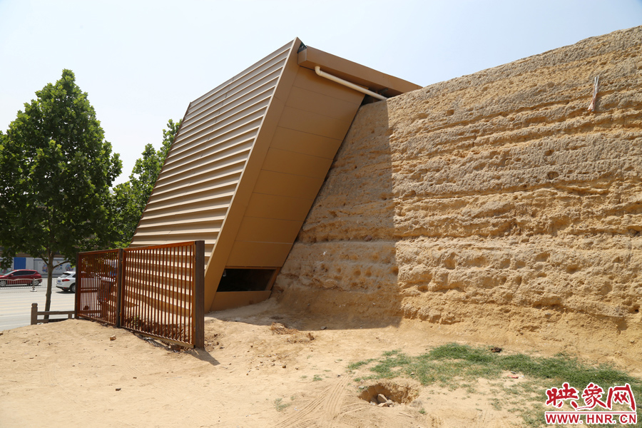 千年商都遺址仿佛披上“黃金甲”。