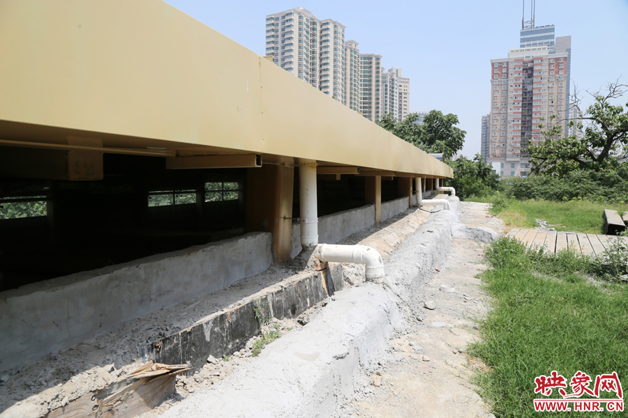 保護(hù)殼外部設(shè)計(jì)有排水系統(tǒng)。