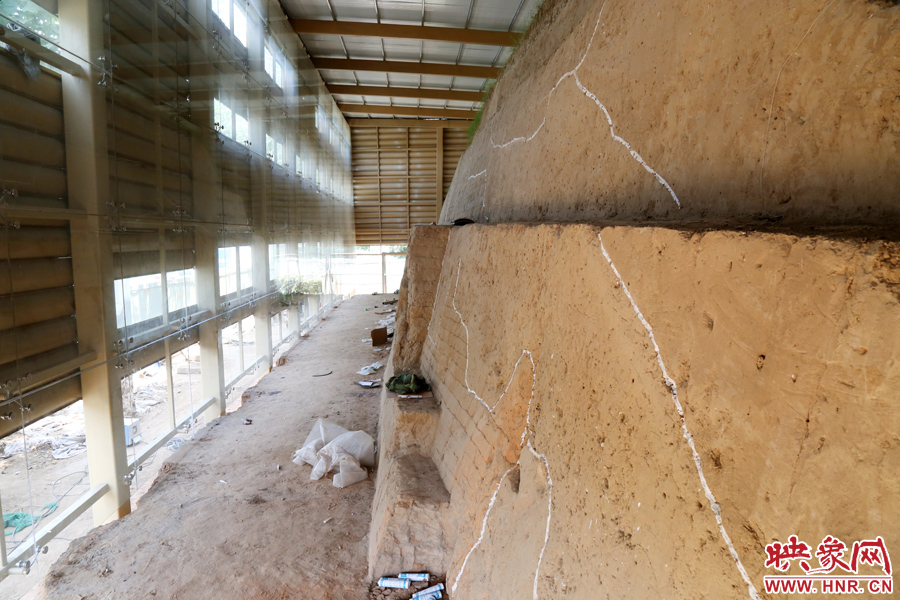 按照最初的設(shè)計(jì)，東側(cè)城墻內(nèi)規(guī)劃有一個(gè)1~2米寬的小展廳。