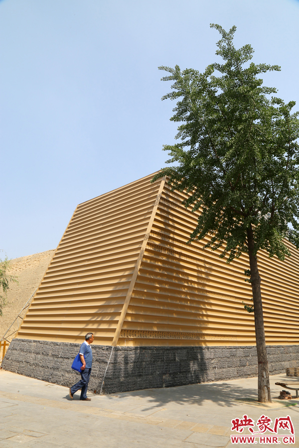 一名路人從“土豪金”保護(hù)殼前經(jīng)過(guò)。