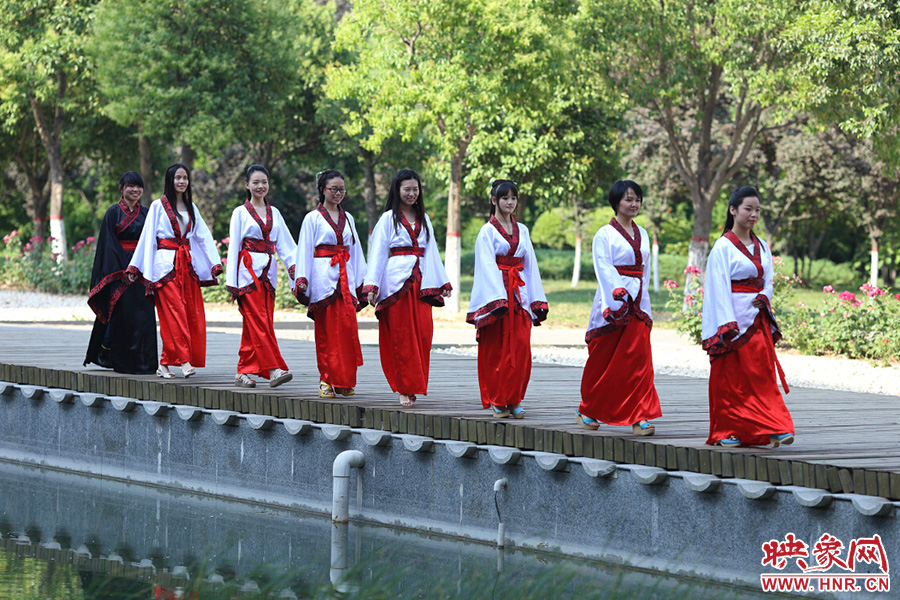 在校園里再走走，下次又不知道是何年何時(shí)。