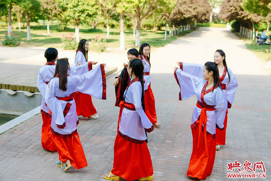 走遍校園的每個(gè)角落，只為你能盡可能將有關(guān)的記憶都帶走。