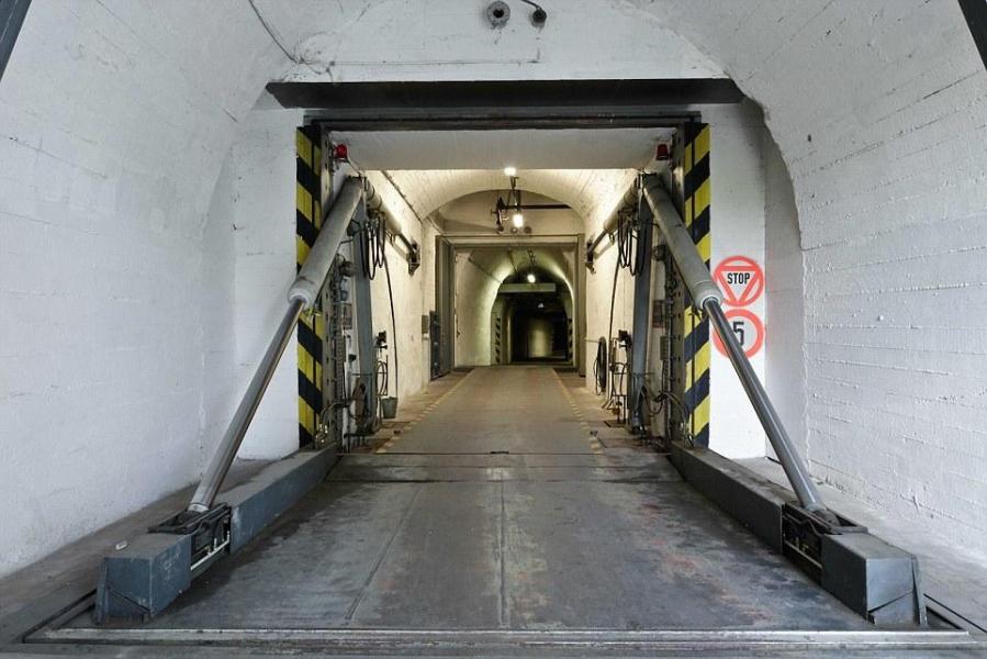 圖為地堡內(nèi)的通道，皆配備攝像頭。