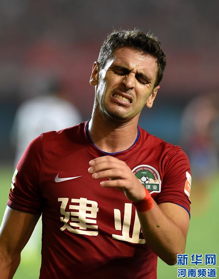 7月19日，河南建業(yè)隊球員伊沃錯失破門機(jī)會。新華社記者李博攝