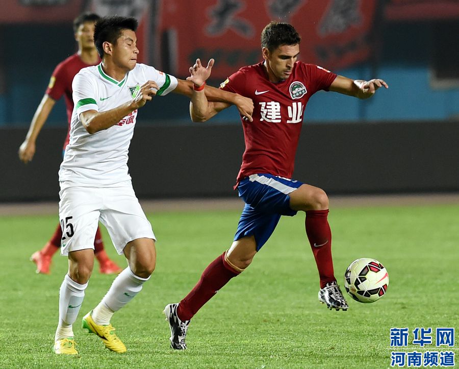 7月19日，河南建業(yè)隊球員伊沃（右）在比賽中帶球進(jìn)攻。