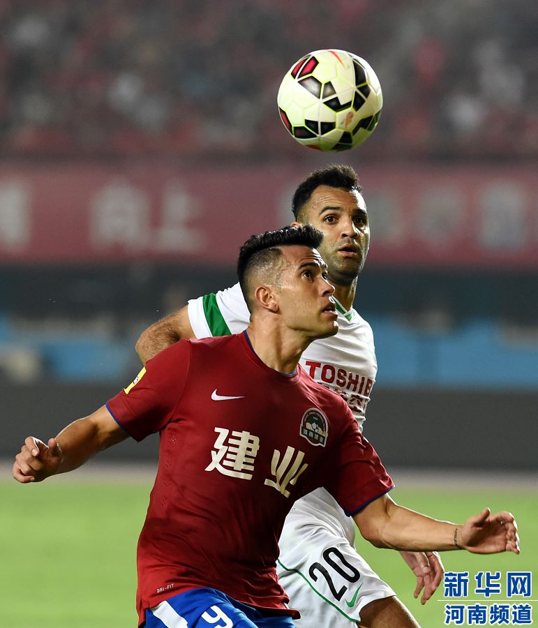 7月19日，河南建業(yè)隊球員哈維爾（前）在比賽中拼搶。