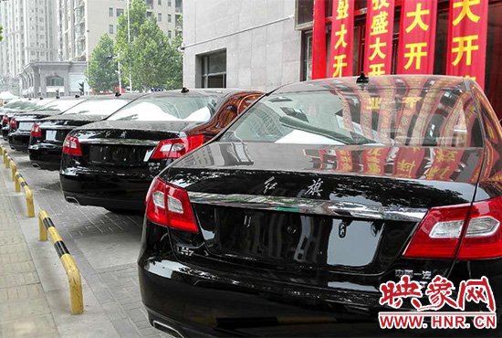 路邊一棟樓上懸掛著二三十條紅色條幅，全部是祝賀一家公司開業(yè)的。