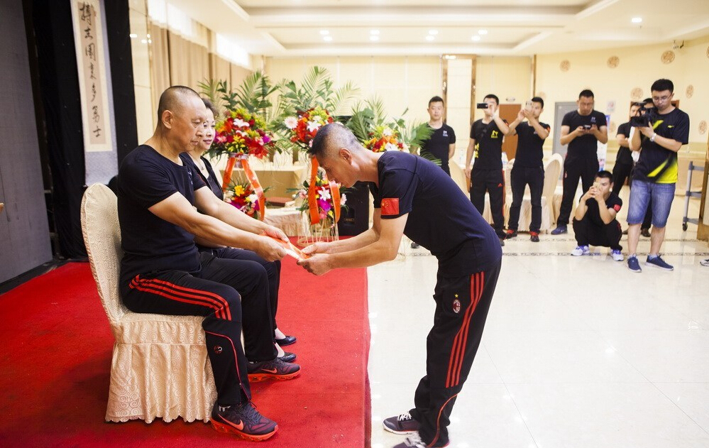 長(zhǎng)春散打總教頭舉行收徒儀式 行跪拜大禮