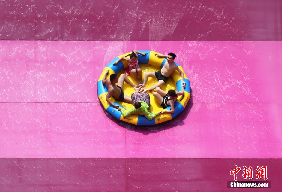 8月1日，民眾扎堆在南京湯山歡樂水魔方水上樂園戲水，享受“冰火兩重天”的涼爽和激情。連日來，中國大部分地區(qū)迎來高溫天氣。