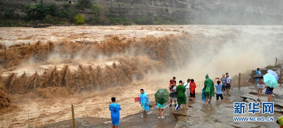 8月2日，游客在山西吉縣黃河壺口瀑布景區(qū)游覽觀瀑。
