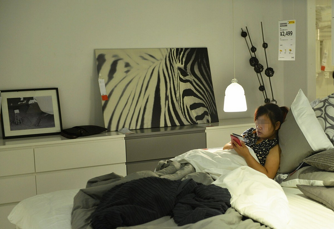 8月4日，杭州，“蹭涼族”在宜家杭州店的沙發(fā)或床鋪上休息。