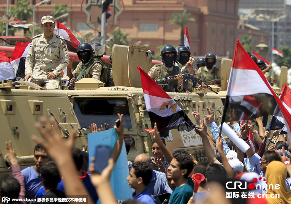 當?shù)貢r間2015年8月6日，埃及開羅，民眾集會慶祝新蘇伊士運河開通。圖片來源:CFP