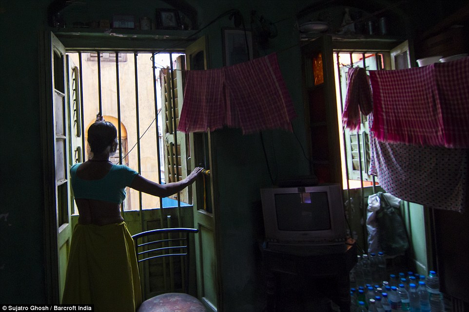 72歲的Maya Banarjee說(shuō)：“我已經(jīng)太老了，但是我不會(huì)離開(kāi)。”