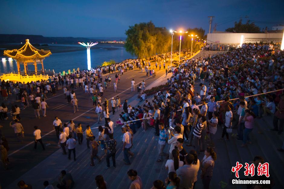 數(shù)萬民眾前來黃河邊觀看河燈。 張云 攝