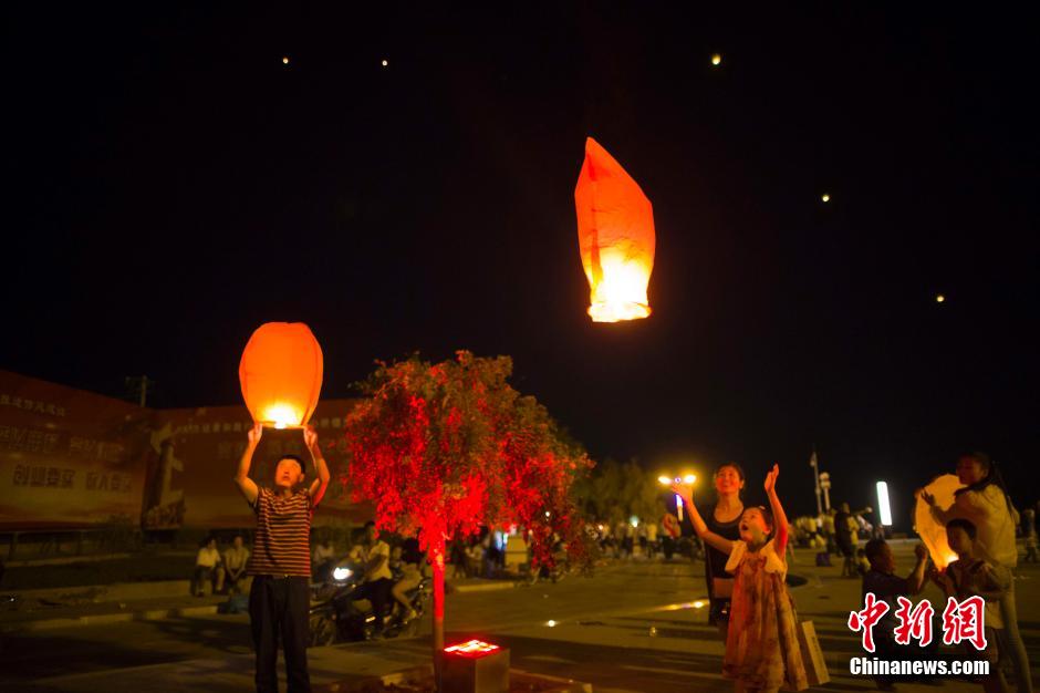 民眾燃起孔明燈助興。 張云 攝