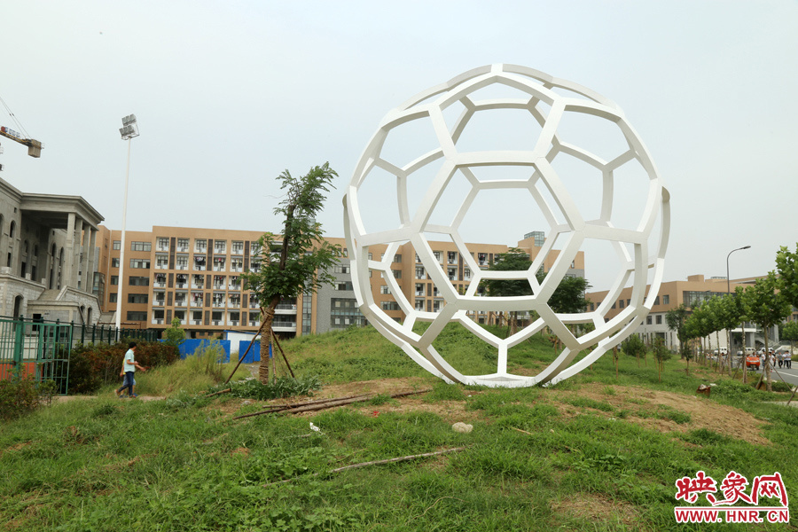 這是一座多邊形曲面藝術(shù)品，直徑約6米，剛剛建成，目前還沒(méi)有命名。