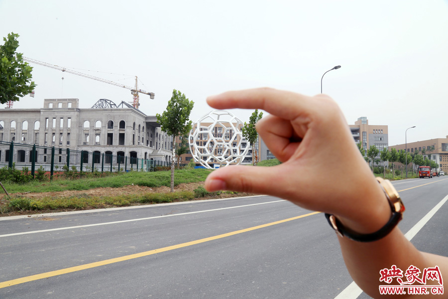 一名女生在拍創(chuàng)意照片。