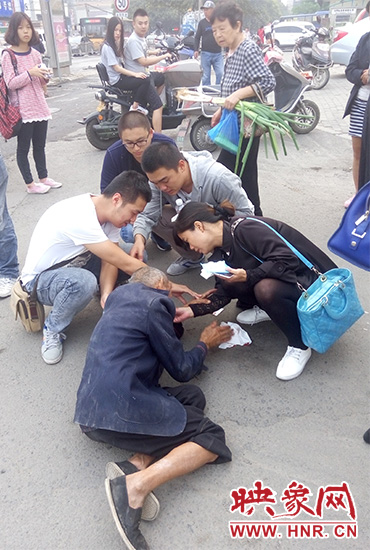 一些愛心市民在撥打了110和120后，上前給老人擦臉上的血跡。