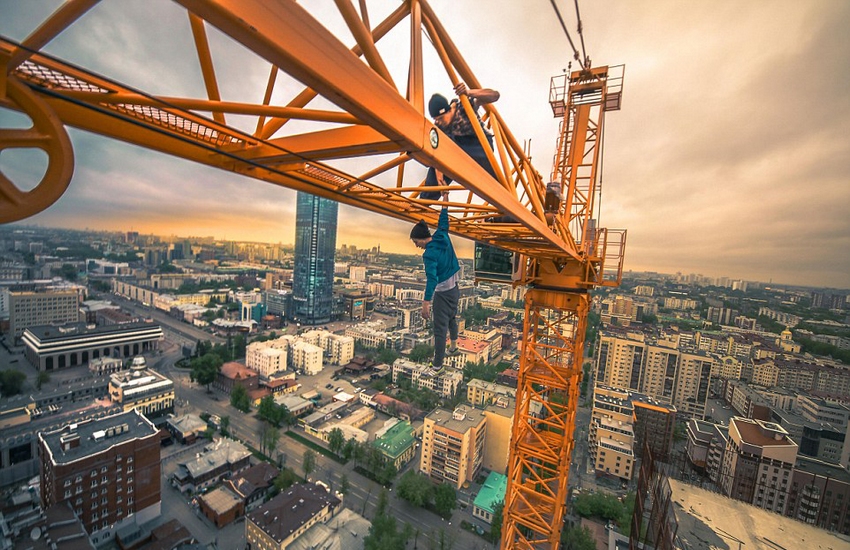 恐高癥慎入！俄羅斯小伙高空跑酷炫特技驚險(xiǎn)萬(wàn)分
