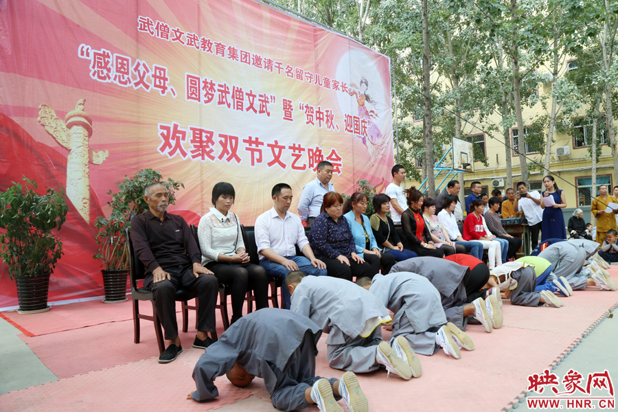 數百名少林武僧與家人團聚 跪謝父母現場痛哭