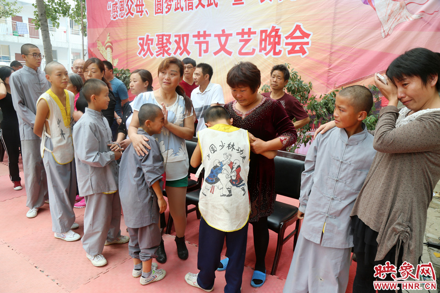 數百名少林武僧與家人團聚 跪謝父母現場痛哭