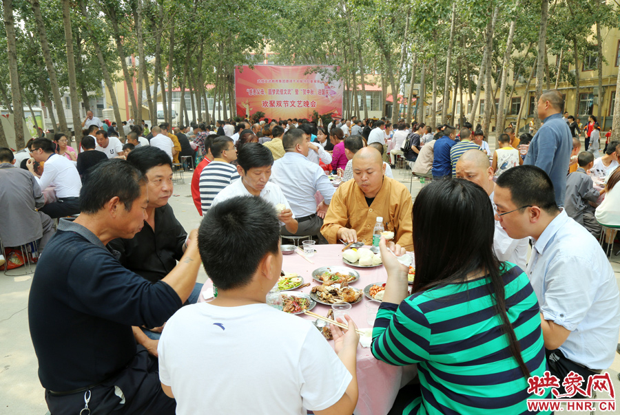 數百名少林武僧與家人團聚 跪謝父母現場痛哭