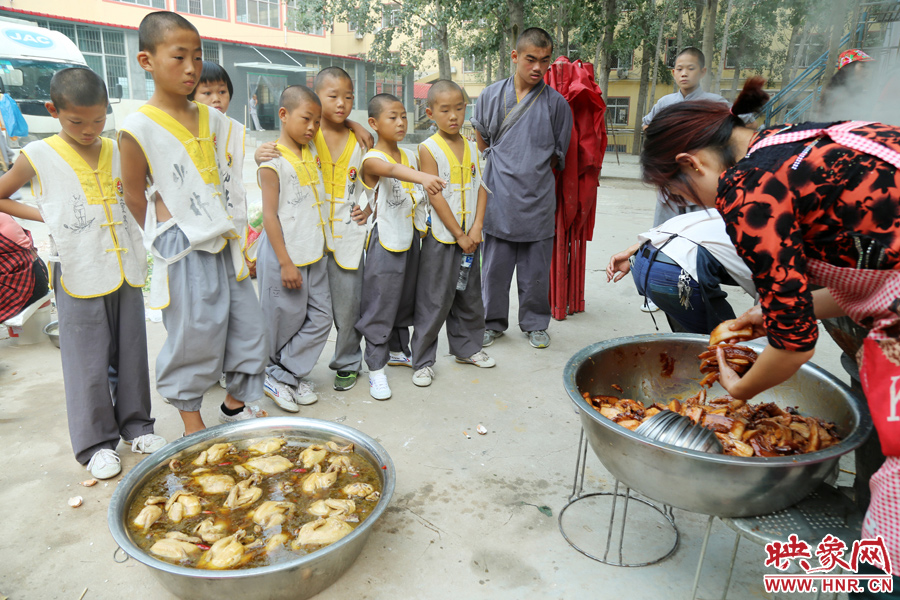 數百名少林武僧與家人團聚 跪謝父母現場痛哭