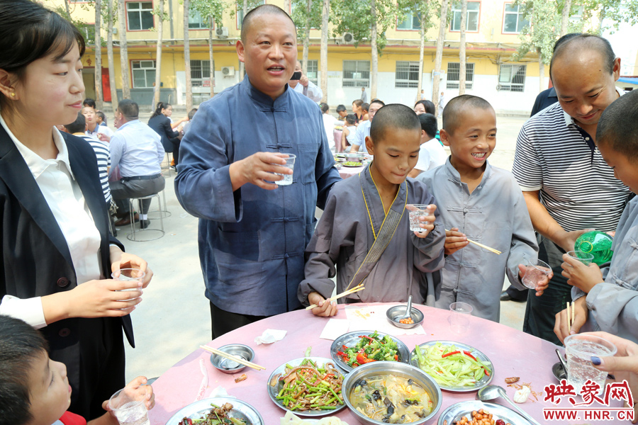 數百名少林武僧與家人團聚 跪謝父母現場痛哭