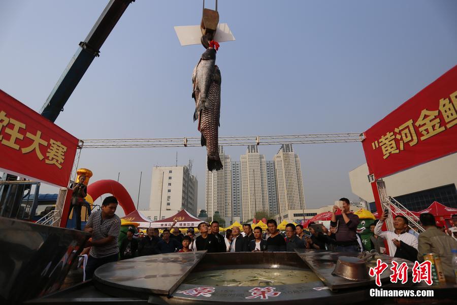 起重機(jī)吊起161.2斤魚王下鍋。 圖片來源：CFP視覺中國(guó)