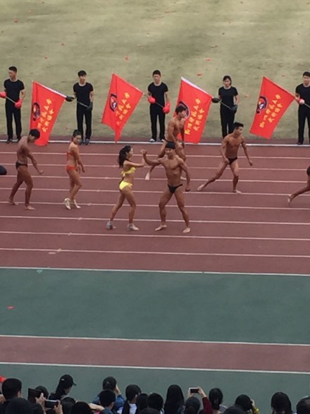 杭州某大學秋季運動會開幕式 裸男大秀肌肉