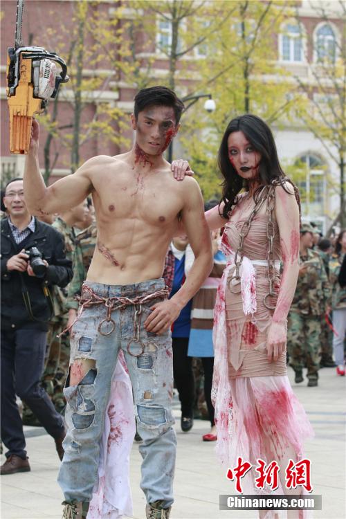 男神教師扮“鬼”學(xué)生稱其為“史上顏值最高男鬼”。何浠 攝