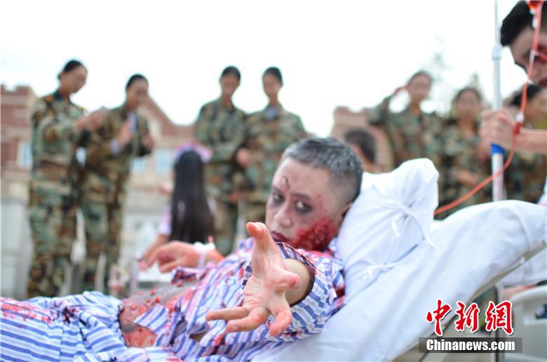 該校院長(zhǎng)也參與其中，與學(xué)生共同嗨翻校園。 何浠 攝