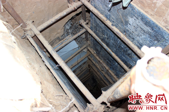 走上叔齊墓的頂端，可以清晰看到兩個(gè)沒(méi)有填土的坑洞，洞內(nèi)的四周從上往下放置著腳手架，深不見(jiàn)底。