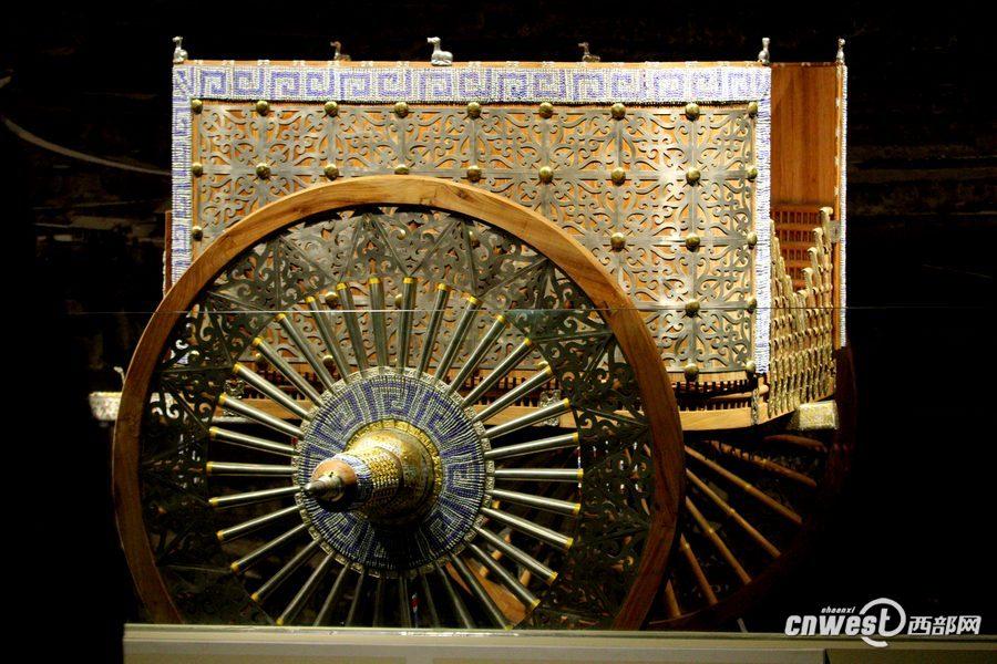 1月7日，甘肅省考古研究所所長王輝向人們介紹花了200萬元復制的禮儀車輛。