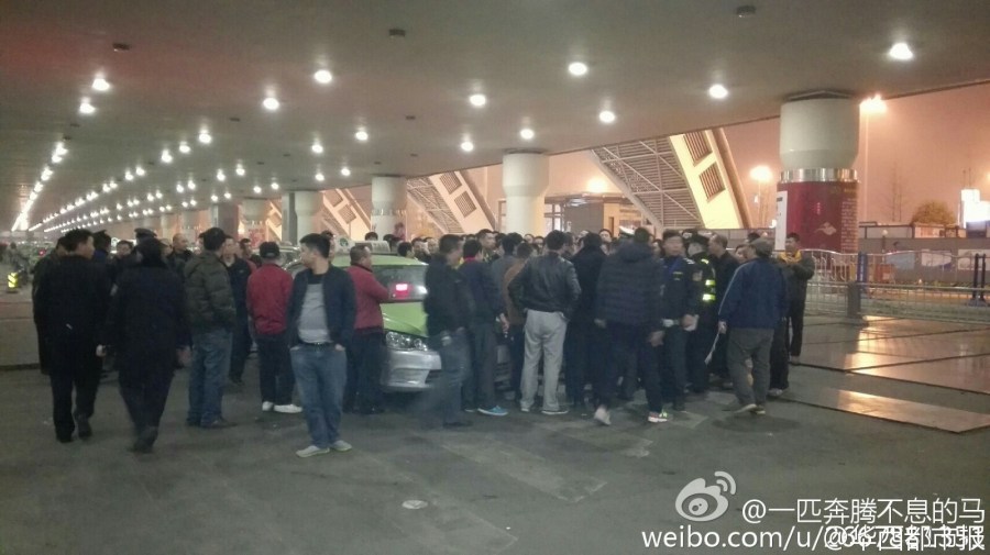 機(jī)場(chǎng)后調(diào)配10多輛機(jī)場(chǎng)大巴運(yùn)送旅客進(jìn)城。