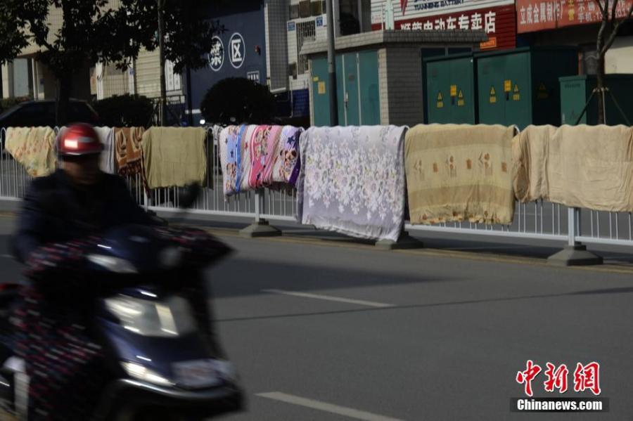 湖南長(zhǎng)沙市民曬被“占領(lǐng)”馬路